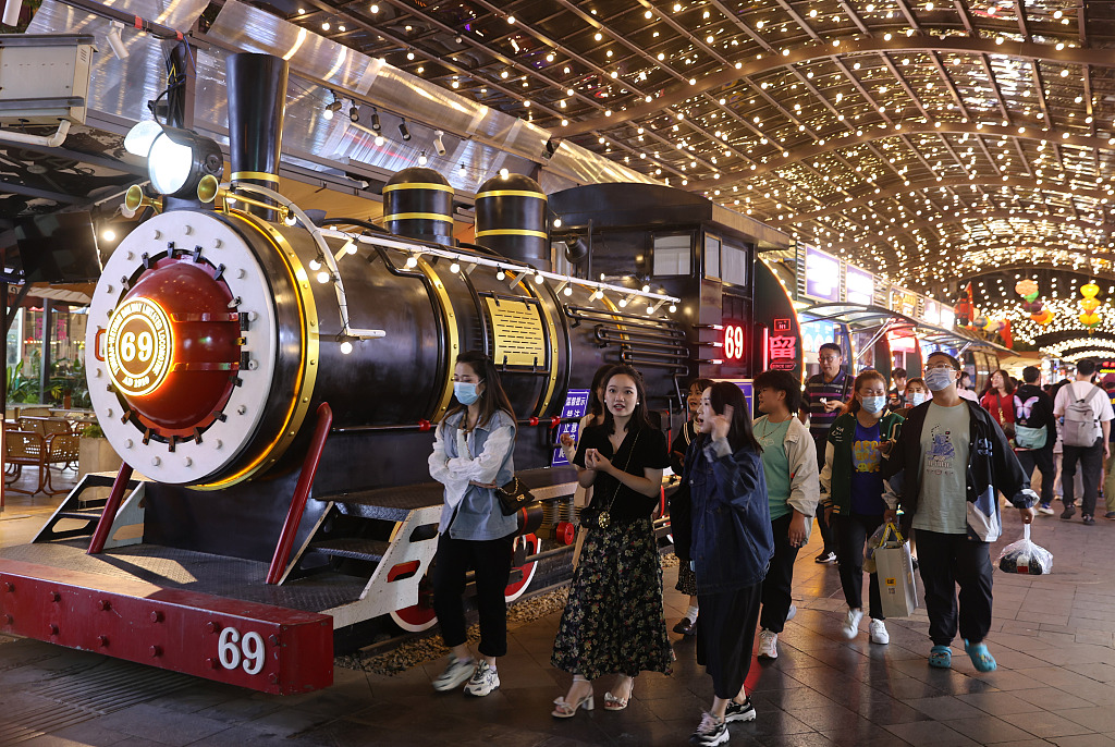 Tourists visit and shop in the historical and cultural block of Nanqiang Street during the National Day holiday week, Kunming, China, October 5, 2022. /CFP