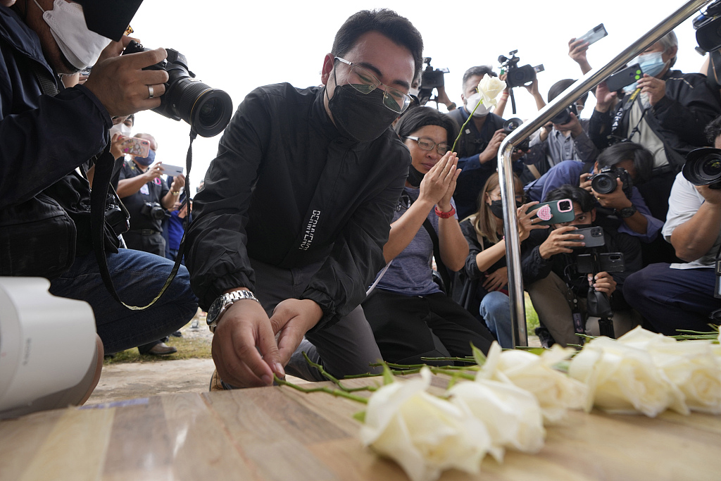 Seksan Sriraj, 28, lays flowers during a ceremony for those killed in the attack on the Young Children's Development Center in the rural town of Uthai Sawan, northeastern Thailand, October 7, 2022. /CFP