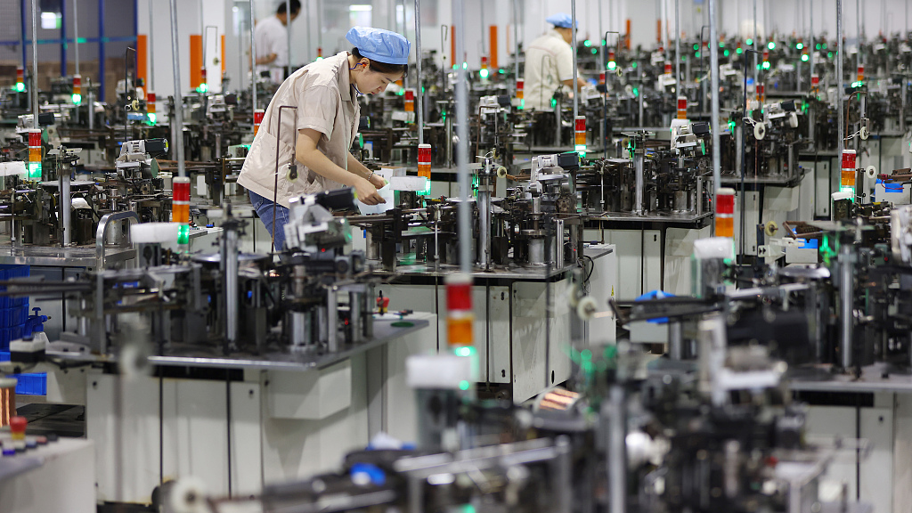 Workers are busy with production in a manufacturing enterprise in Changzhou, Jiangsu Province, July 15, 2022./ VCG