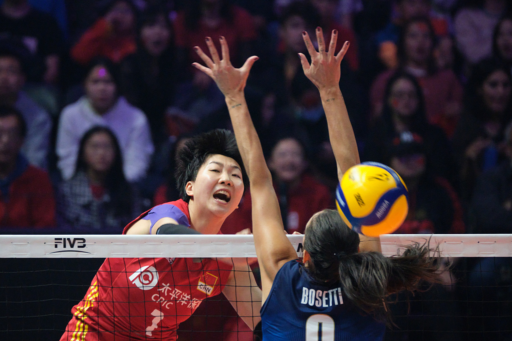 Yuan Xinyu (n. 1) della Cina sale nella partita del Campionato mondiale di pallavolo femminile FIVB contro l'Italia a Rotterdam, Paesi Bassi, 8 ottobre 2022. / CFP