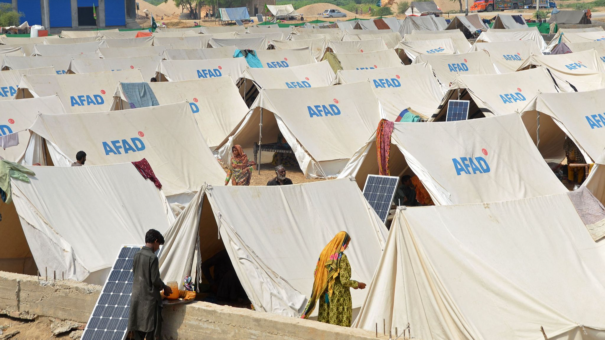 Internally displaced flood-affected people take refuge at a makeshift camp in Jaffarabad district of Balochistan province, Pakistan, September 21, 2022. /CFP