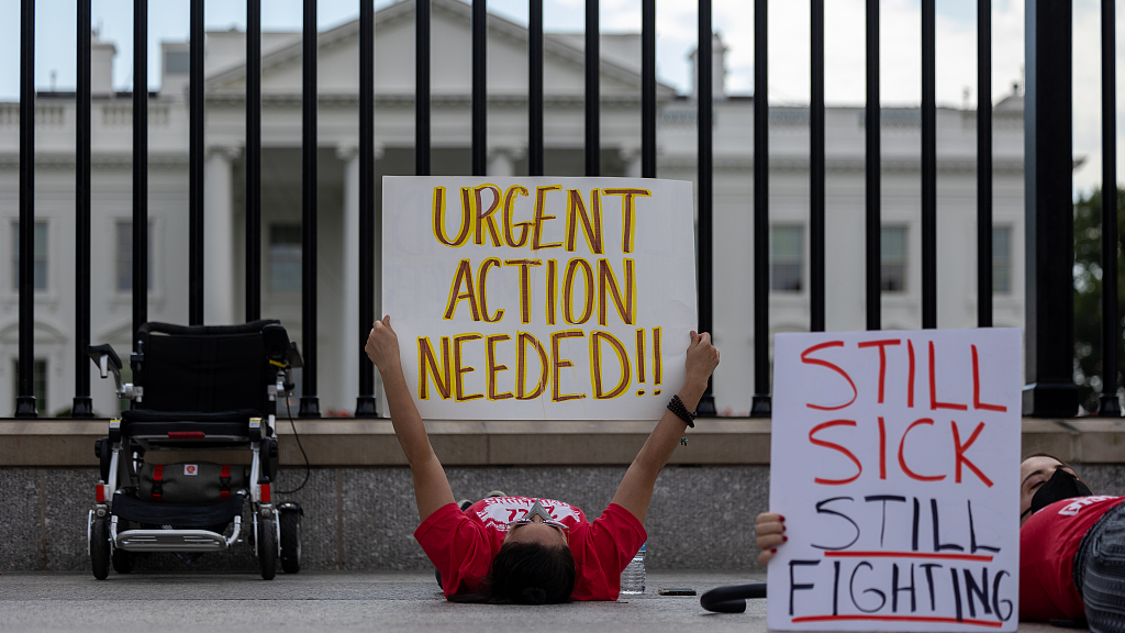 Protestors lay down outside the White House to call attention to those suffering from long COVID, Washington, D.C., U.S., September, 19, 2022. /CFP