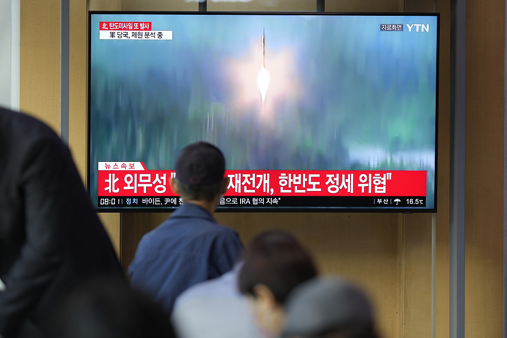 A TV screen at the Seoul Railway Station in Seoul, Republic of Korea, shows a news report on the Democratic People's Republic of Korea missile launch using file footage, October 6, 2022. /CFP