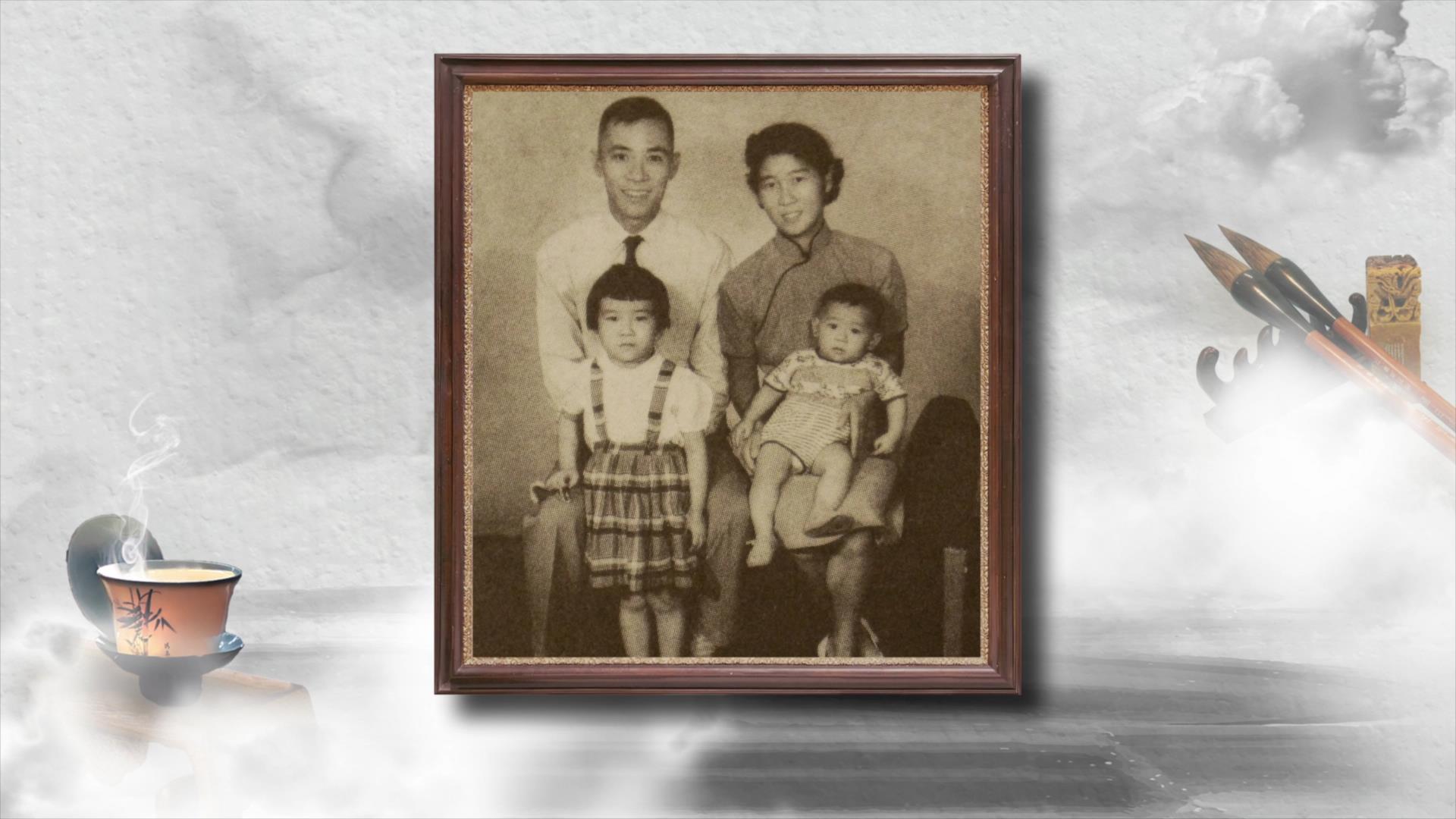 Fan Yang poses with his parents and sister for a family portrait. /CMG
