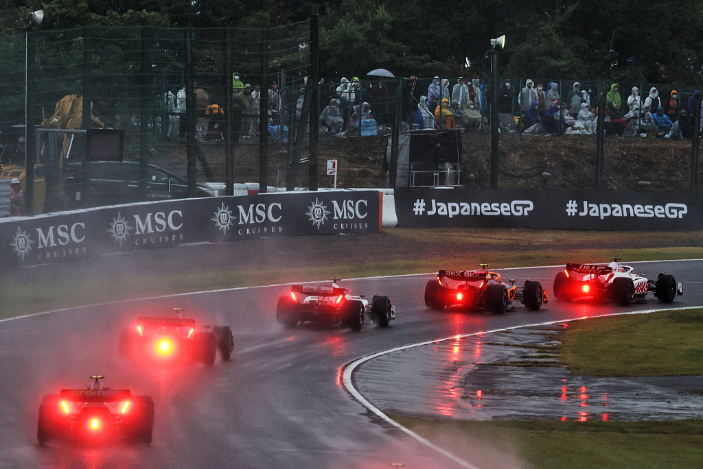 Cars race on the wet circuit during the F1 Grand Prix of Japan in Suzuka, Japan, October 9, 2022. /CFP