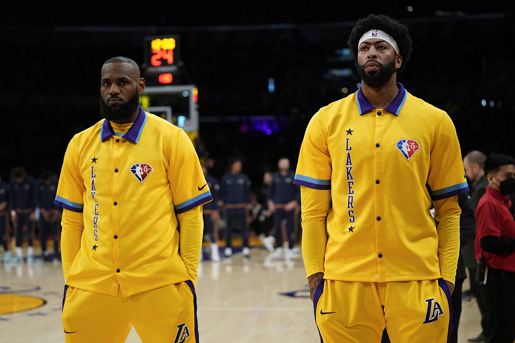 LeBron James (L) and Anthony Davis of the Los Angeles Lakers look on ahead of the game against the New Orleans Pelicans at Crypto.com Arena in Los Angeles, California, April 1, 2022. /CFP