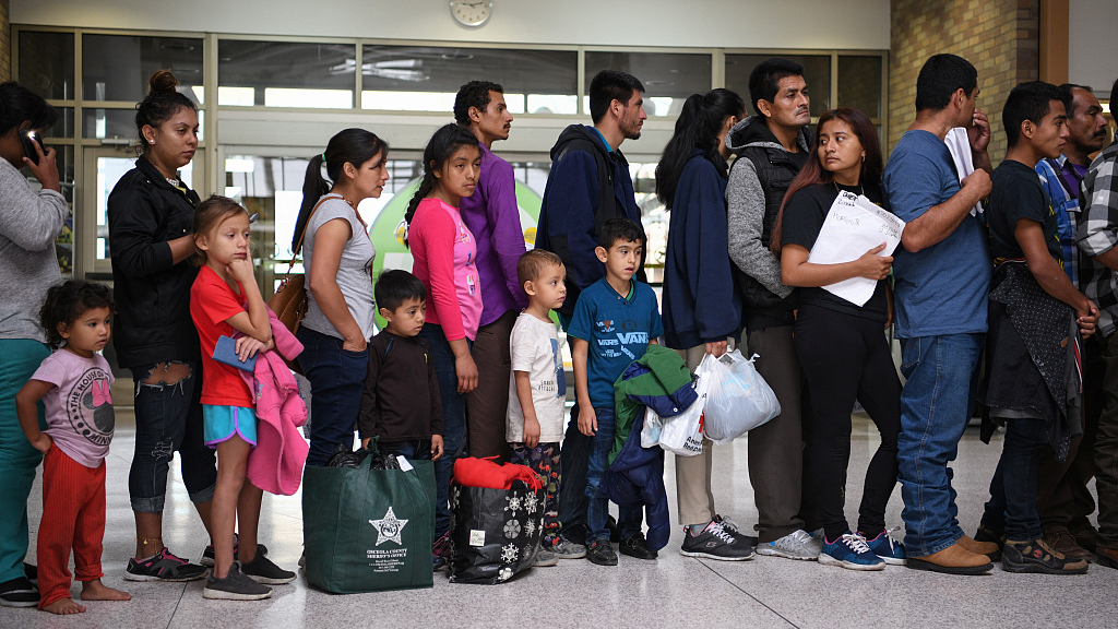 Migrant families released from detention arrive at a bus depot in McAllen, Texas, the U.S., May 16, 2019. /CFP