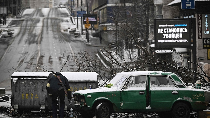 An armed man stands at a road block in downtown Kyiv, Ukraine, March 1, 2022. /CFP