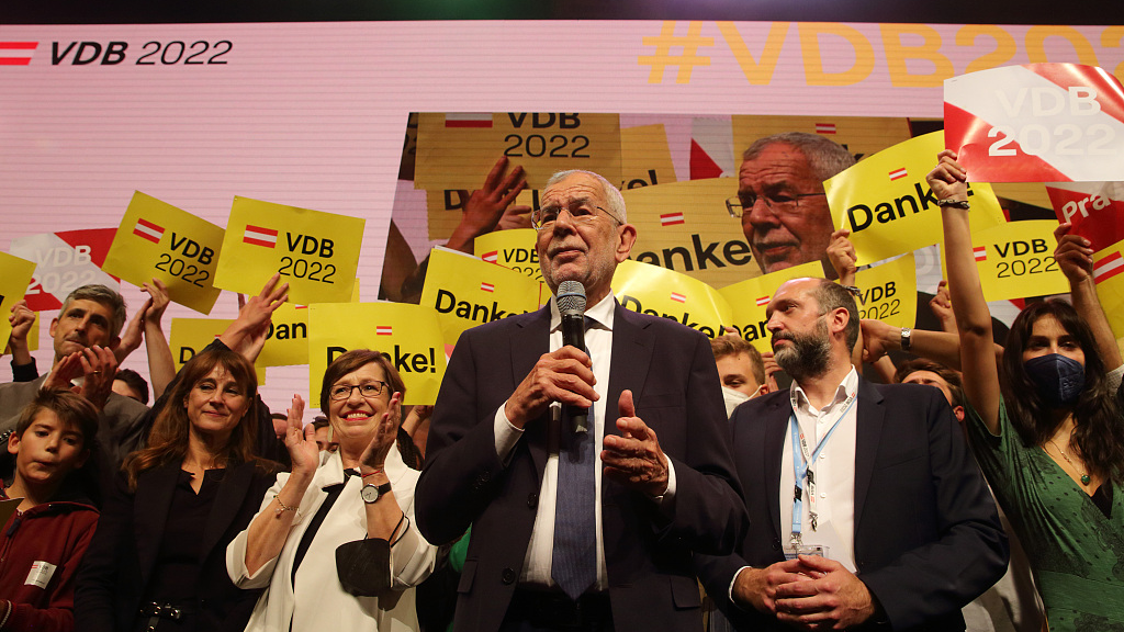 Austrian President Alexander Van der Bellen addresses supporters after projections showed he won the presidential election, Vienna, Austria, October 9, 2022. /CFP