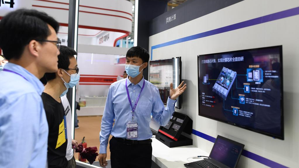 A staff member of China's telecom giant Huawei presents its self-developed chip technology at the 10th China Smart City and Intelligent Economy Expo in Ningbo, east China's Zhejiang Province, September 11, 2020. /Xinhua