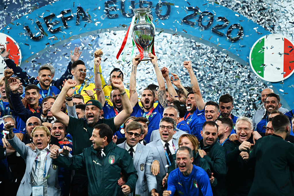 Captain Leonardo Bonucci (C) lifts the trophy as Italy win the Euro 2020 Championship at Wembley Stadium in London, England, July 11, 2021. /CFP