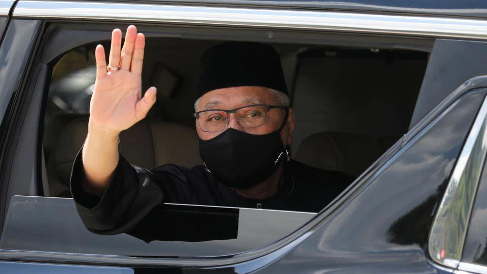 Malaysian Prime Minister Ismail Sabri Yaakob waves from a car as he leaves the inauguration ceremony in Kuala Lumpur, Malaysia, August 21, 2021. /Reuters