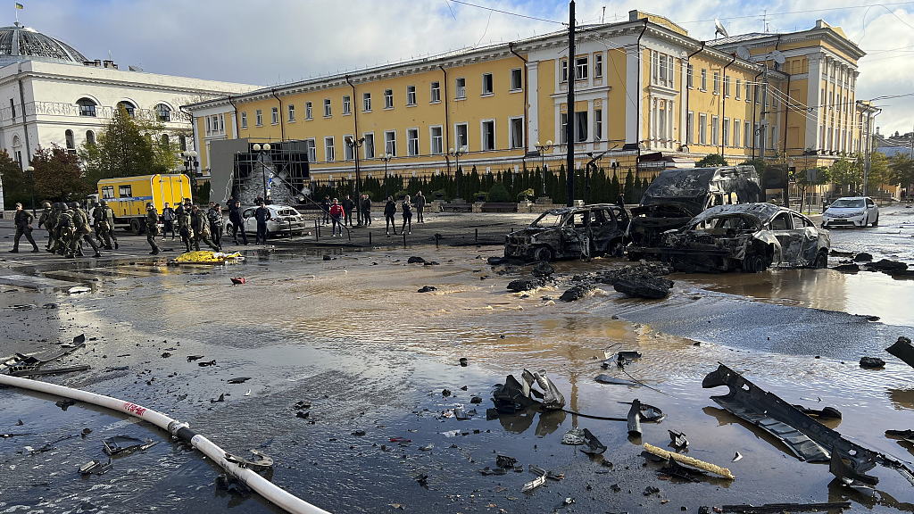 Rescue workers survey the scene after a Russian attack, Kyiv, Ukraine, October 10, 2022. /CFP