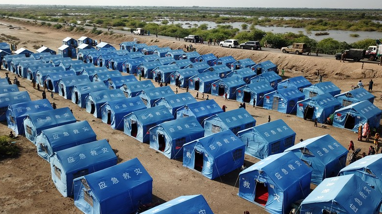 A makeshift shelter built with tents donated by China in flood relief aid in Matli town of Badin District, Sindh province, Pakistan, September 29, 2022. /Xinhua