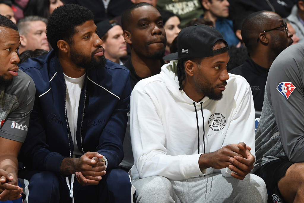 Paul George (L) and Kawhi Leonard of the Los Angeles Clippers look on from the bench during the game against the Los Angeles Lakers at Crypto.com Arena in Los Angeles, California, March 3, 2022. /CFP