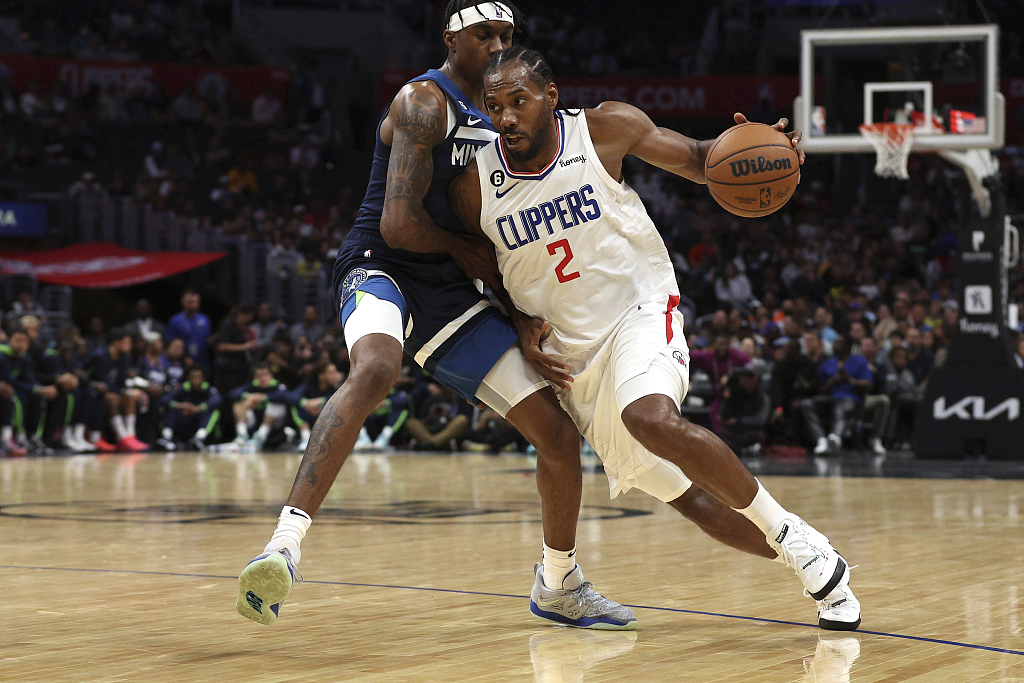 Kawhi Leonard (#2) of the Los Angeles Clippers penetrates in the NBA preseason game against the Minnesota Timberwolves at Crypto.com Arena in Los Angeles, California, October 9, 2022. /CFP