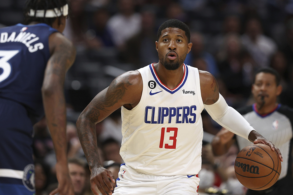 Paul George (#13) of the Los Angeles Clippers dribbles in the NBA preseason game against the Minnesota Timberwolves at Crypto.com Arena in Los Angeles, California, October 9, 2022. /CFP