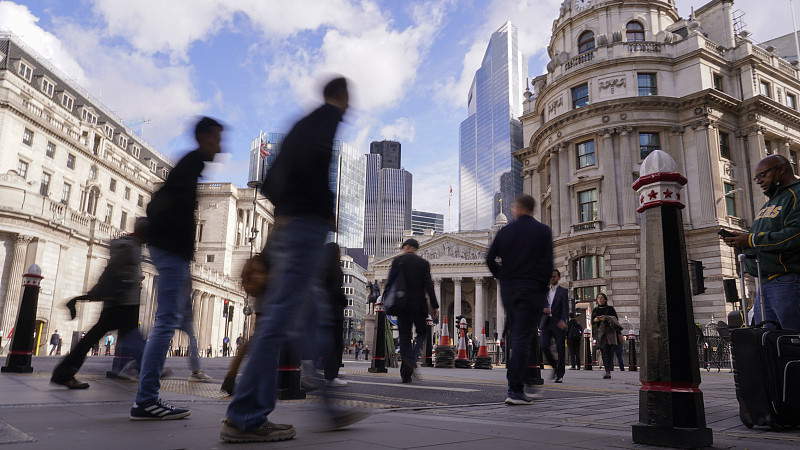 People walking outside the Bank of England, in the financial district known as The City, in London, UK, October 7, 2022. /CFP