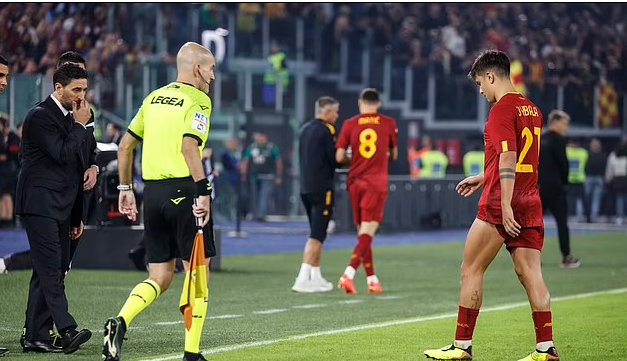 Paulo Dybala (R) of AS Roma leaves the pitch due to injury during their Italian Serie A clash with Lecce at the Olimpico Stadium in Rome, Italy, October 10, 2022. /CFP