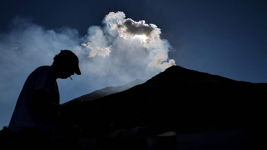 Smoke rises from the Stromboli volcano in Italy, September 13, 2022. /CFP