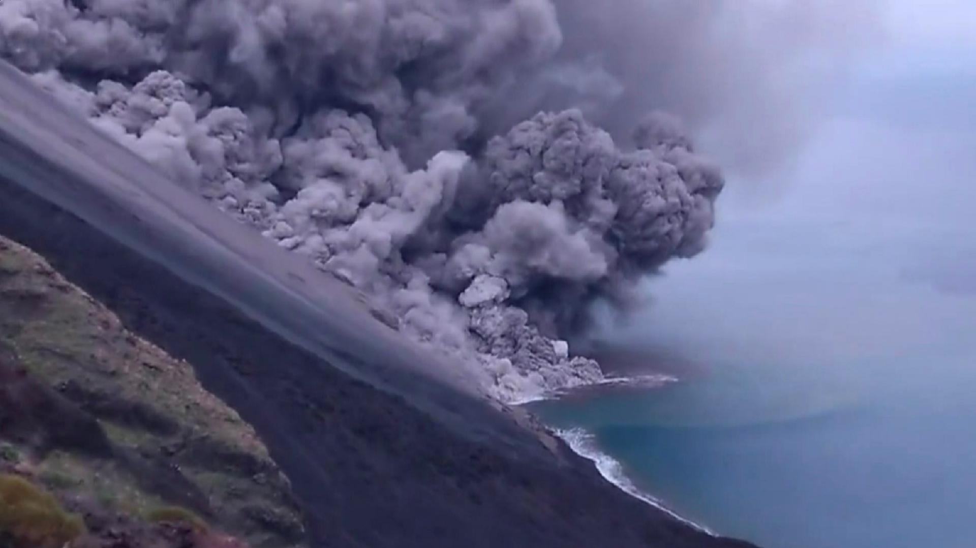 Lava From Italy's Stromboli Volcano Eruption Reaches Sea - CGTN