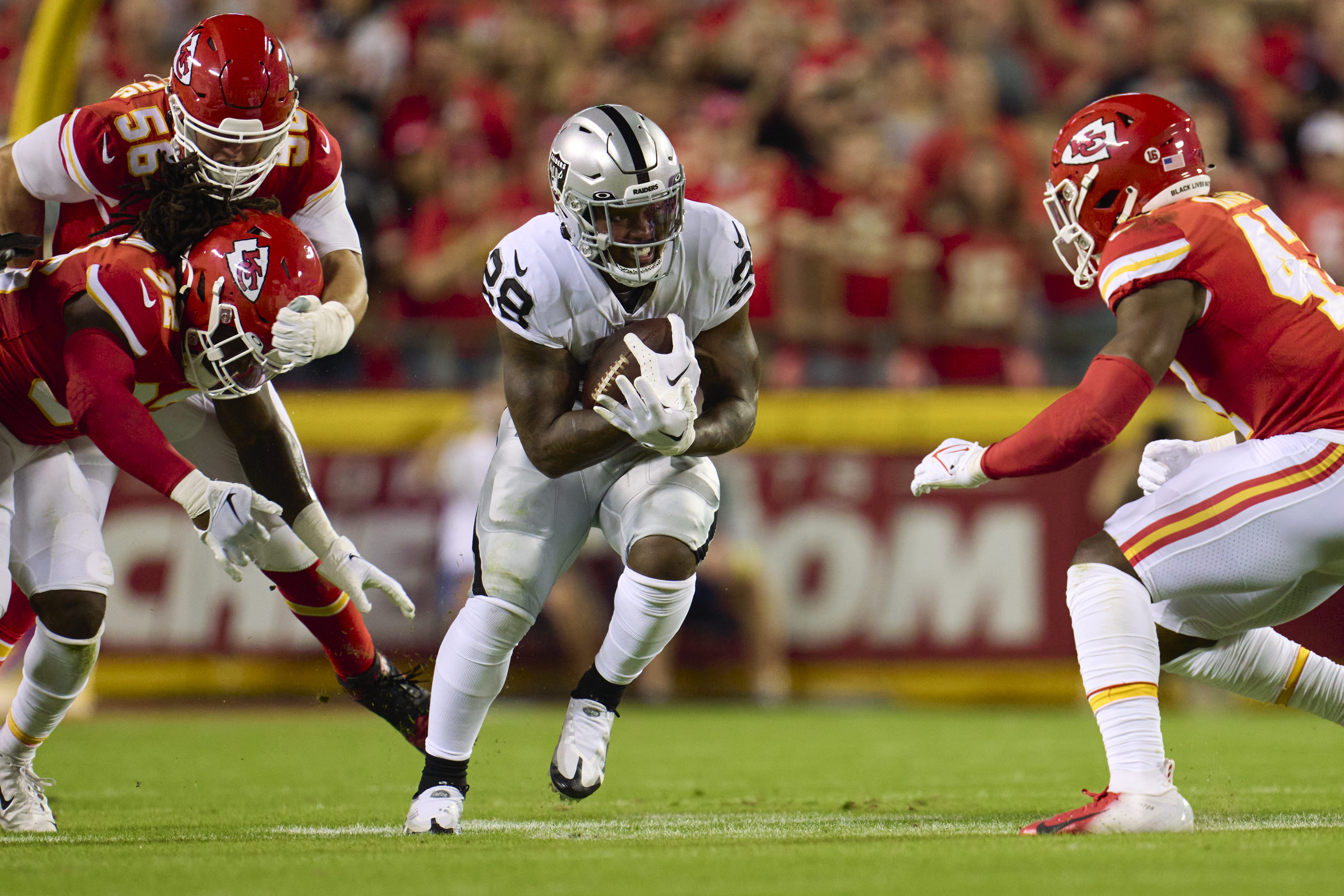 Running back Josh Jacobs (C) of the Las Vegas Raiders runs with the ball in the game against the Kansas City Chiefs at Arrowhead Stadium in Kansas City, Missouri, October 10, 2022. /CFP