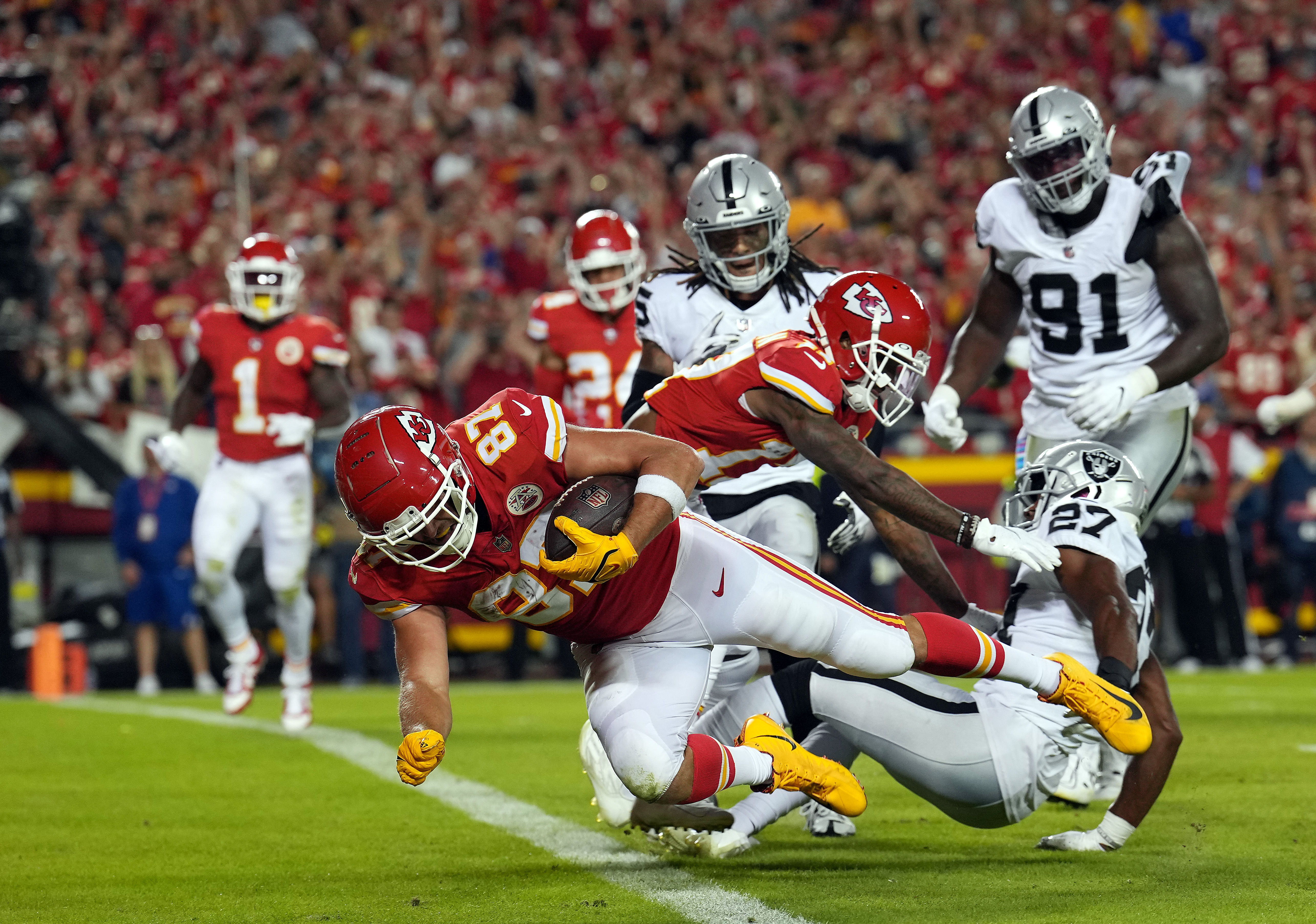 Tight end Travis Kelce (#87) of the Kansas City Chiefs scores a touchdown in the game against the Las Vegas Raiders at Arrowhead Stadium in Kansas City, Missouri, October 10, 2022. /CFP
