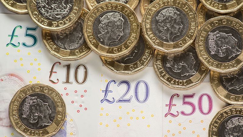 A file photo shows the UK's 5 pound, 10 pound, 20 pound and 50 pound notes with one pound coins. /CFP