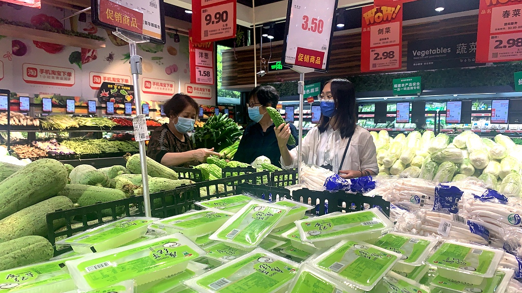 Residents are shopping in a grocery store in Fuzhou, Fujian Province, China, October 11, 2022. /CFP