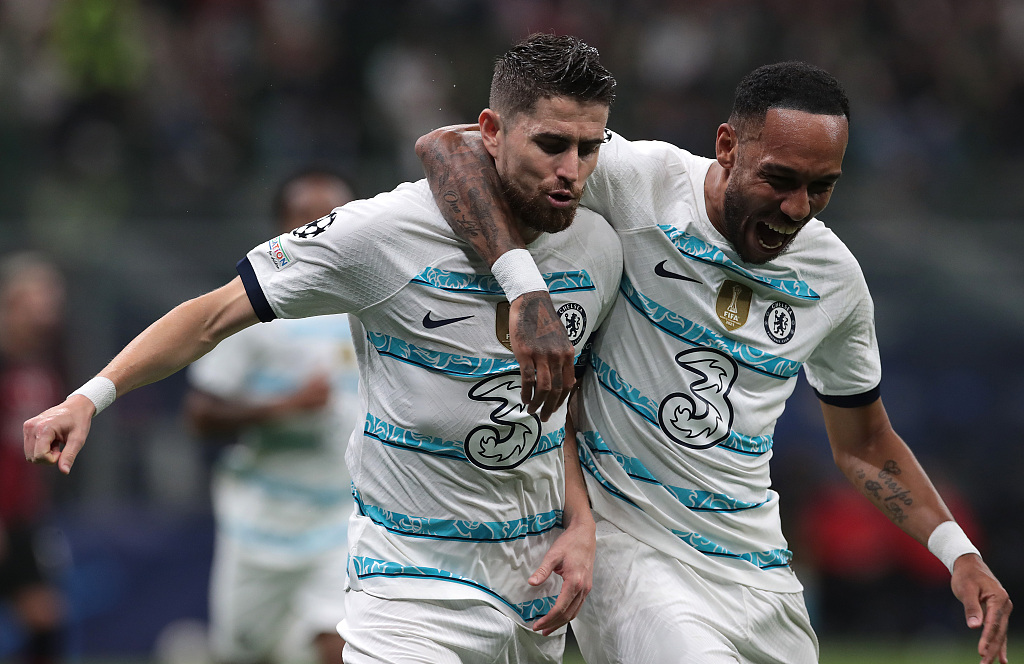 Jorginho (L) of Chelsea FC celebrates with his team-mate Pierre-Emerick Aubameyang after scoring the opening goal during the UEFA Champions League group E match against AC Milan in Milan, Italy, October 11, 2022. /CFP