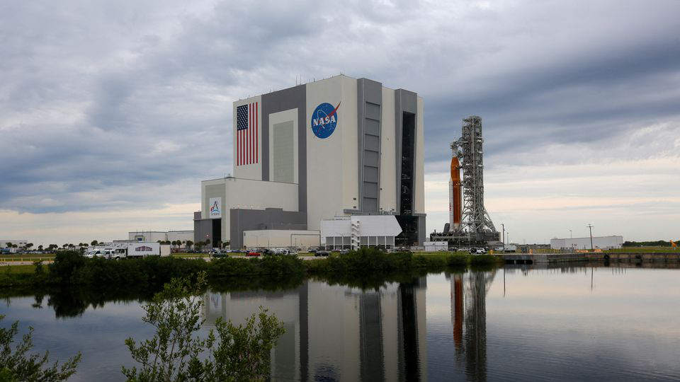 Artemis I moon rocket is rolled back to the Vehicle Assembly Building off its lauchpad, after postponing the much-anticipated mission a third time due to the arrival of Hurricane Ian and other technical problems, in Cape Canaveral, Florida, U.S., September 27, 2022. /Reuters