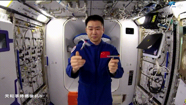 Shenzhou-14 taikonaut Chen Dong spins two T-handles and shows how they 