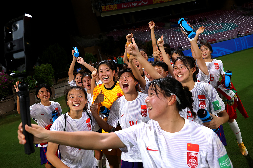 Players of Team China take a selfie after their victory during the FIFA U-17 Women's World Cup group match at the DY Patil Stadium in Mumbai, India, October 12, 2022. /CFP