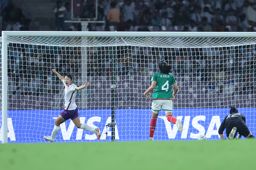 Yu Xingyu (L) de China celebra después de anotar el segundo gol del equipo contra México durante el partido de grupo de la Copa Mundial Femenina Sub-17 de la FIFA en el Estadio DY Patil en Mumbai, India, el 12 de octubre de 2022.  /PPC