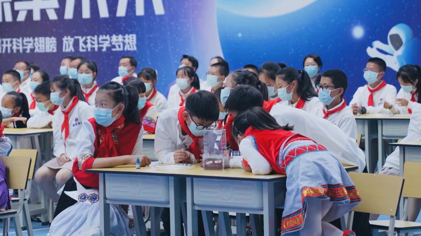 Students from Dali City conduct experiments by following the taikonauts. /CGTN
