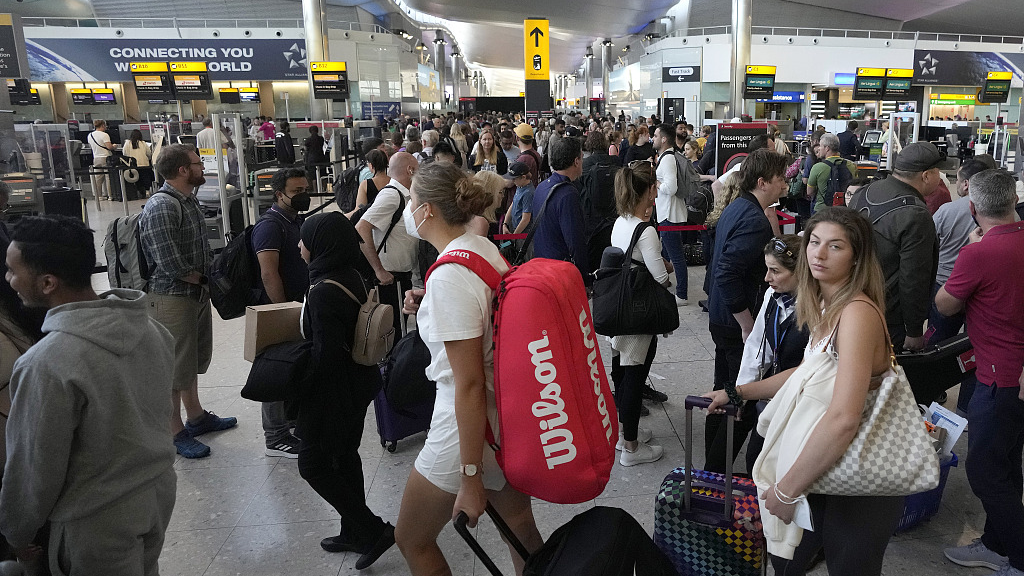 Travelers in line at security at Heathrow Airport in London, UK, amid COVID-19, June 22, 2022. /CFP