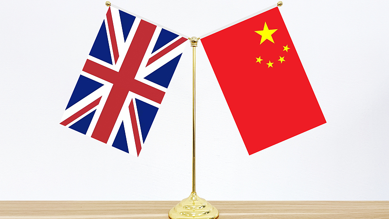 The national flags of the UK and China. /CFP
