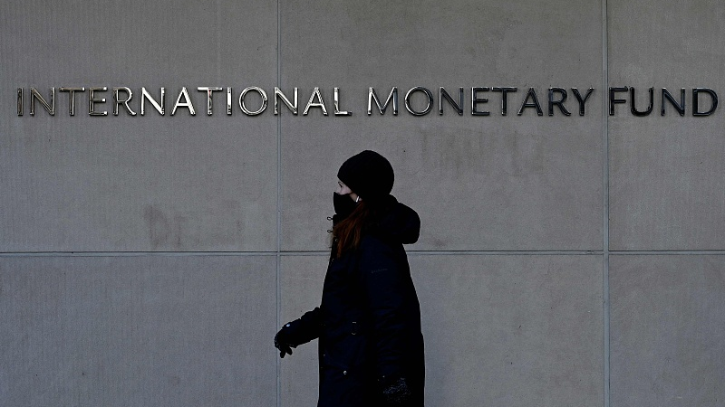 A woman walks past the International Monetary Fund headquarters in Washington, DC, U.S., January 26, 2022. /CFP