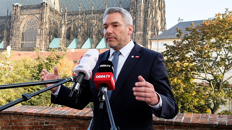 Austrian Chancellor Karl Nehammer is talking to media at the end of an informal EU leaders summit in Prague, Czech Republic, October 7, 2022. /CFP