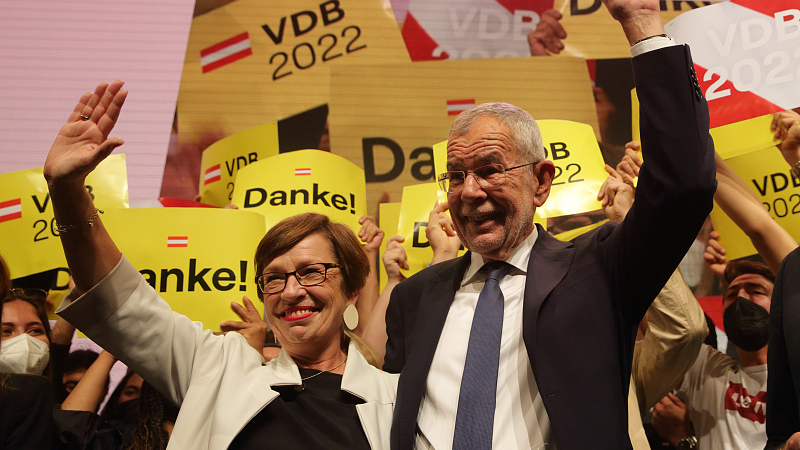 Austrian President Alexander Van der Bellen and his wife Doris Schmidauer cheer in front of supporters after he won the Austrian presidential election, Vienna, Austria, October 9, 2022. /CFP