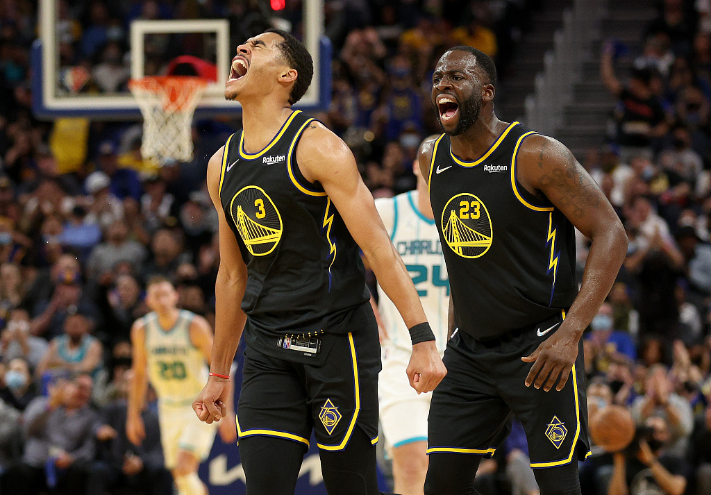 Jordan Poole (L) and Draymond Green of the Golden State Warriors celebrate during the game against the Charlotte Hornets in San Francisco, U.S., November 3, 2021. /CFP