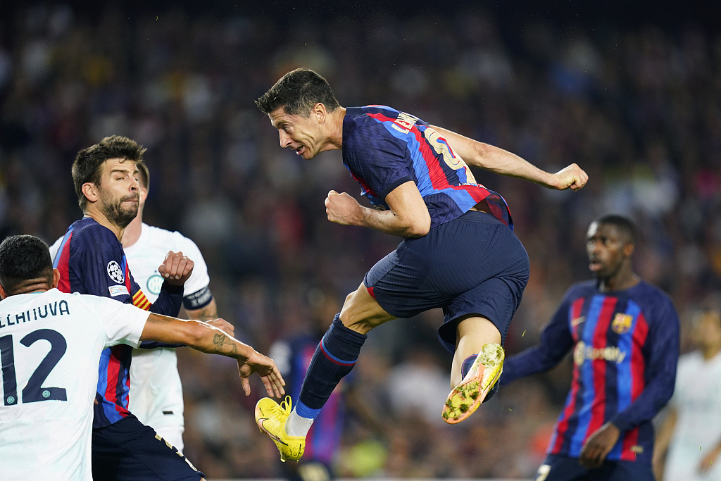 Robert Lewandowski of Barcelona scores the equalizer during their clash with Inter Milan at Camp Nou Stadium in Barcelona, Spain, October 12, 2022. /CFP