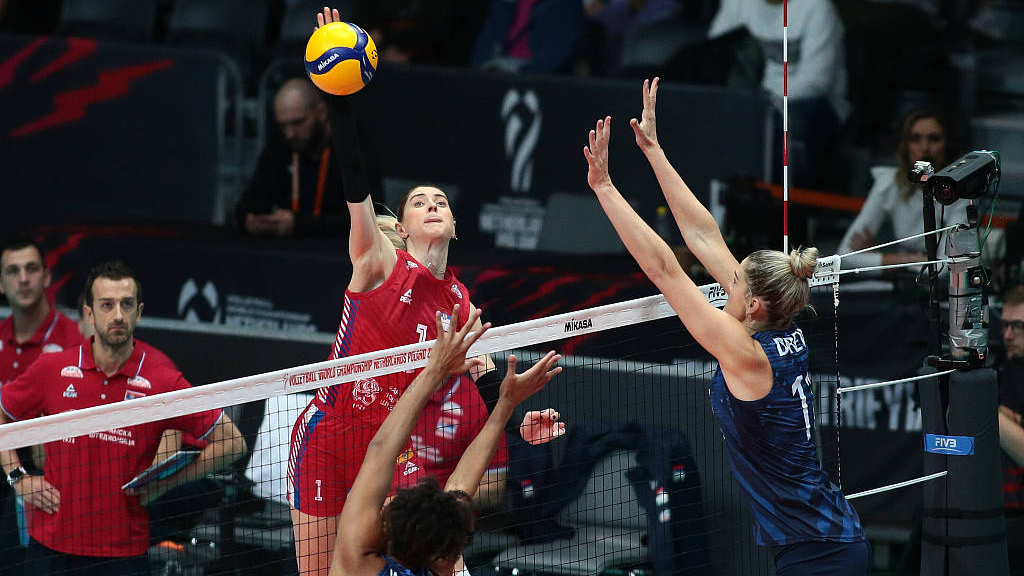 Serbian and American players in action during the 2022 FIVB Women's World Championship semifinal in Gliwice, Poland, October 12, 2022. /CFP