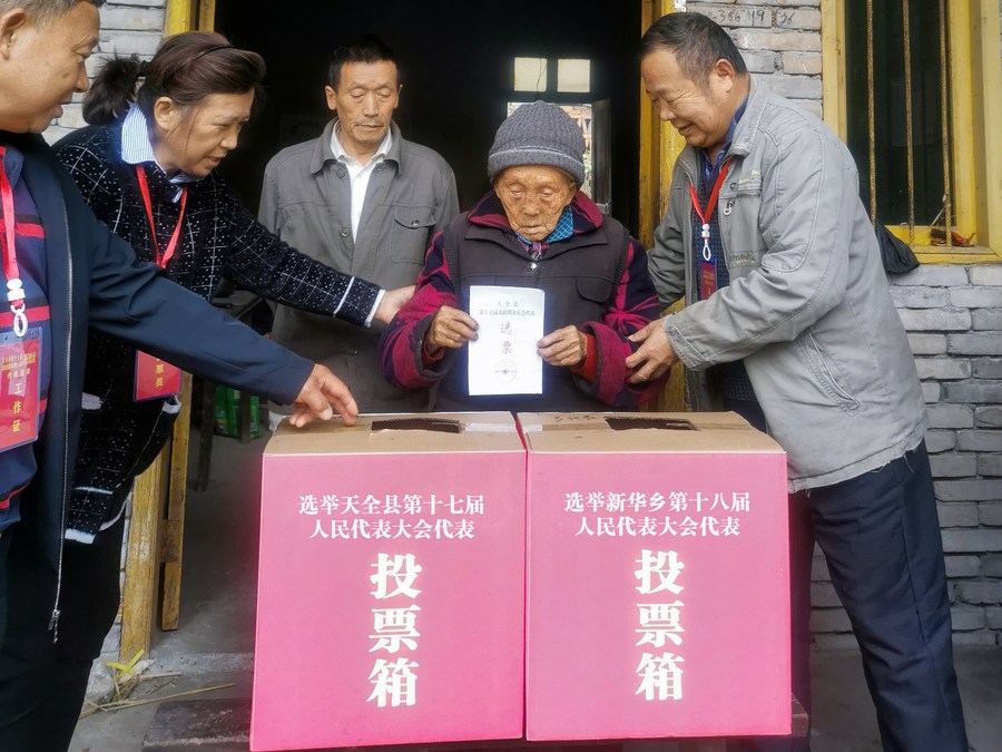 Li Chaolan, a centenarian, casts her ballot in Xinhua Township of Tianquan County, Ya'an, southwest China's Sichuan Province, October 15, 2021. /Xinhua