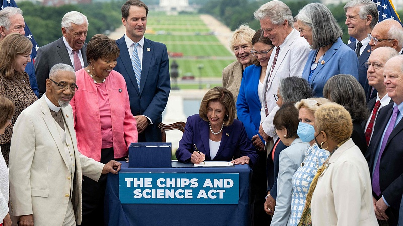 U.S. Speaker of the House Nancy Pelosi, alongside members of Congress, signs the CHIPS and Science Act, Washington, July 29, 2022. /CFP