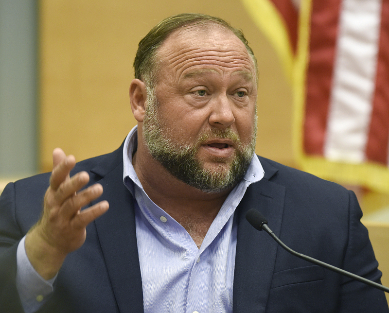 Infowars host Alex Jones appears in court to testify during the Sandy Hook defamation damages trial at Connecticut Superior Court in Waterbury, Connecticut, U.S., September 22, 2022. /CFP