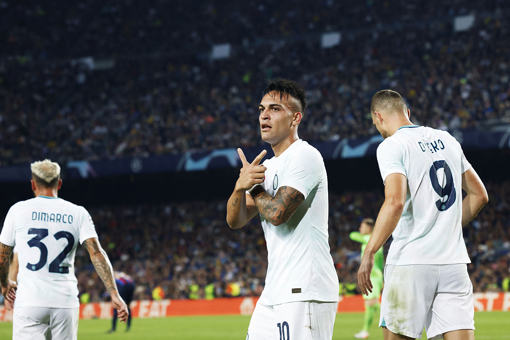 Lautaro Martinez (#10) of Inter Milan celebrates after scoring a goal in the UEFA Champions League game against Barcelona at Camp Nou in Barcelona, Spain, October 12, 2022. /CFP