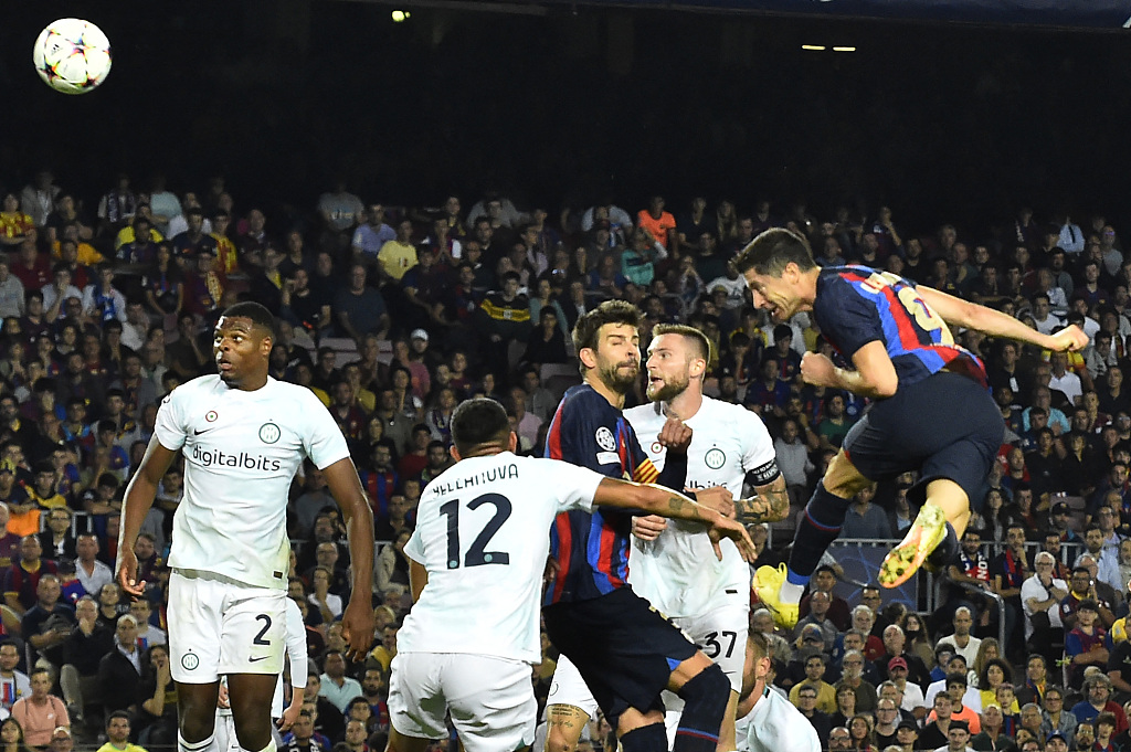 Robert Lewandoski (#9) of Barcelona scores a header in the UEFA Champions League game against Inter Milan at Camp Nou in Barcelona, Spain, October 12, 2022. /CFP