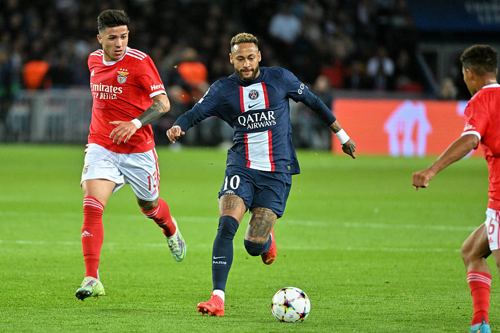 Neymar (#10) of Paris Saint-Germain dribbles to drive in the UEFA Champions League game against Benfica at Parc des Princes in Paris, France, October 11, 2022. /CFP