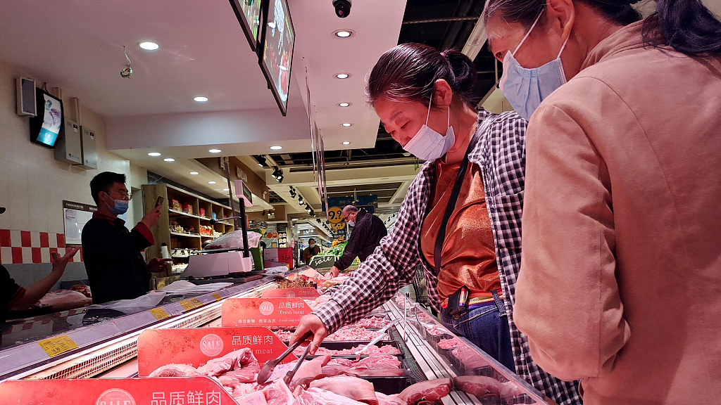 Residents shop at a grocery store in Nantong, Jiangsu Province, China, September 27, 2022. /CFP